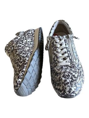 KENNEL & SCHMENGER Floral Slip-On Sneakers Laces, Zippers Low Profile 5…